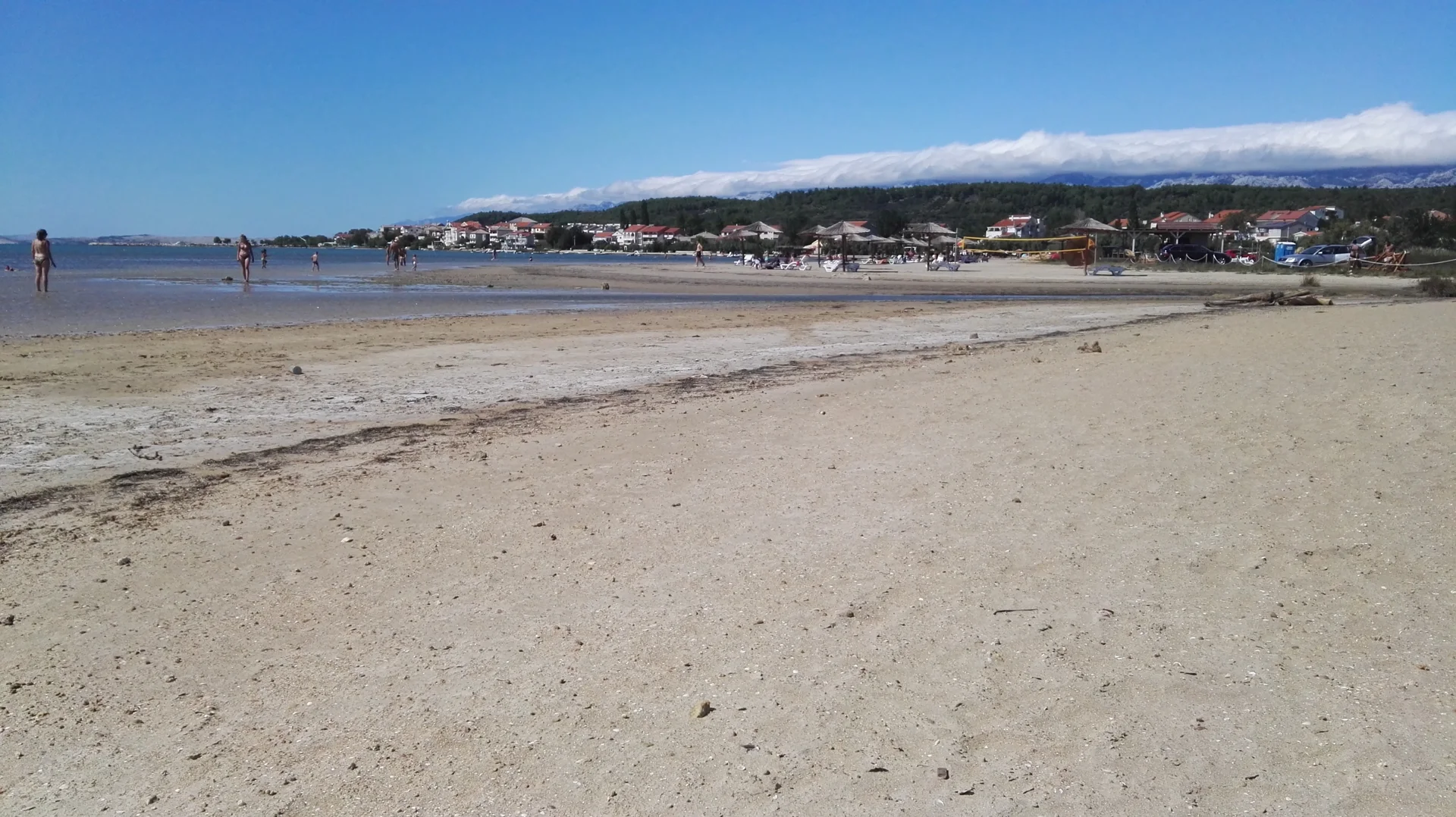 Pješčana plaža i plitko more u Ljupču